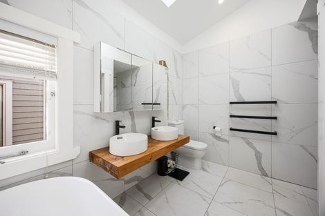 Photo of property in 9 Ocean View Road, Hillcrest, Auckland, 0627
