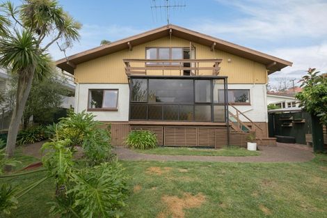 Photo of property in 24 Sylvan Avenue, Northcote, Auckland, 0627