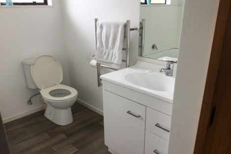 Photo of property in 1/7 Vardon Road, Green Bay, Auckland, 0604