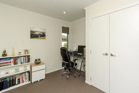 Photo of property in 2 Rayner Way, Glen Avon, New Plymouth, 4312