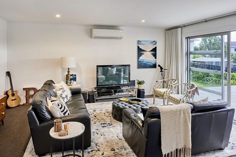 Photo of property in 18 Bloomsbury Grove, Newlands, Wellington, 6037