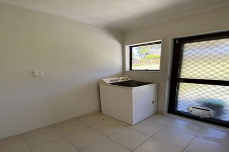 Photo of property in 40 Barbados Drive, Unsworth Heights, Auckland, 0632