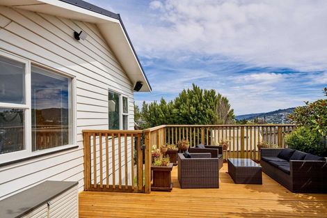 Photo of property in 27 Griffiths Grove, Newlands, Wellington, 6037
