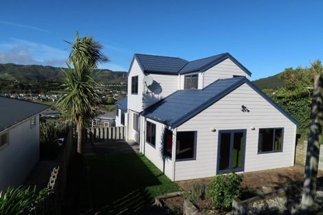Photo of property in 62a Saint Johns Terrace, Tawa, Wellington, 5028