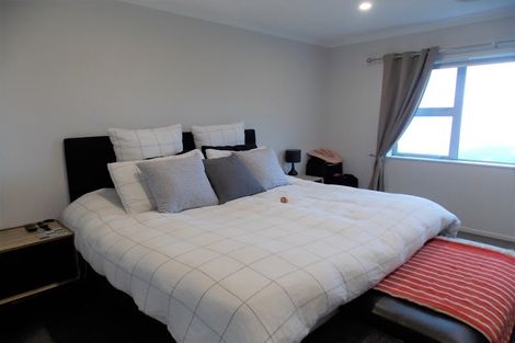 Photo of property in 35 Havana Rise, Grenada Village, Wellington, 6037