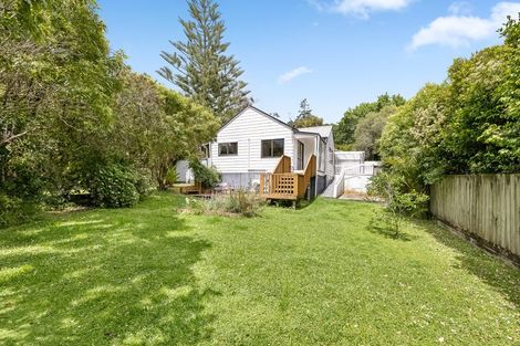 Photo of property in 28 Grassmere Road, Henderson Valley, Auckland, 0612