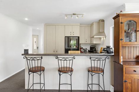 Photo of property in 2 Daffodil Grove, Carterton, 5713