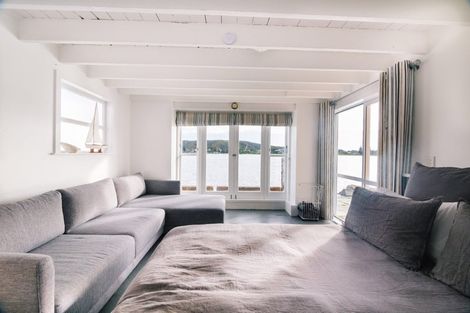 Photo of property in 18 Trevor Terrace, Paremata, Porirua, 5024