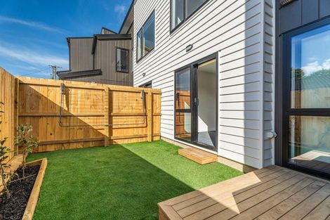 Photo of property in 98e Royal Road, Massey, Auckland, 0614