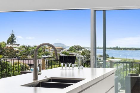 Photo of property in 32 Omokoroa Road, Omokoroa, 3114