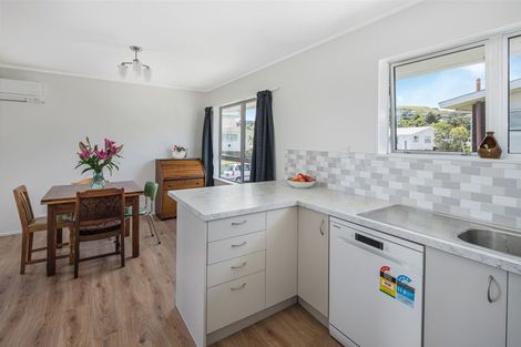 Photo of property in 3 Kingsbridge Place, Newlands, Wellington, 6037