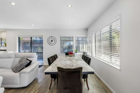 Photo of property in 2/100 Gosford Drive, Botany Downs, Auckland, 2010