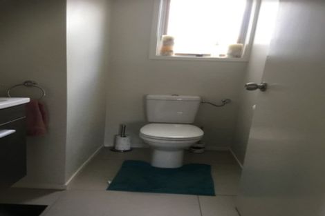 Photo of property in 1/104 East Coast Road, Forrest Hill, Auckland, 0620