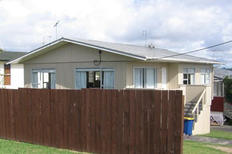 Photo of property in 2/802 East Coast Road, Oteha, Auckland, 0630