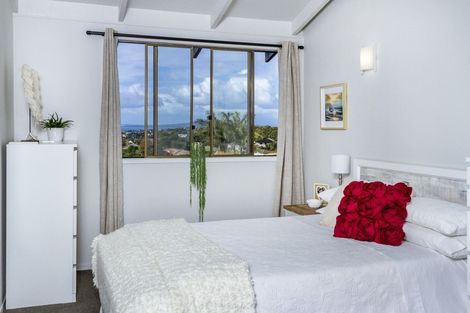 Photo of property in 2/813 East Coast Road, Northcross, Auckland, 0630