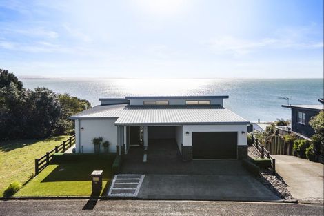 Photo of property in 16 Crispe Road, Clarks Beach, 2122