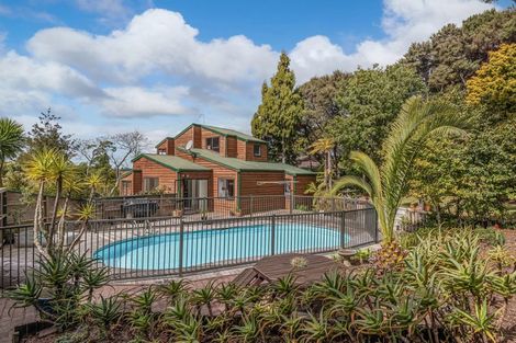 Photo of property in 21 Longfellow Parade, Glen Eden, Auckland, 0604