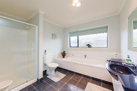 Photo of property in 24 Johnstone Drive, Fitzherbert, Palmerston North, 4410