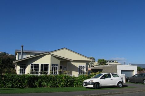 Photo of property in 2 Airlie Road, Plimmerton, Porirua, 5026
