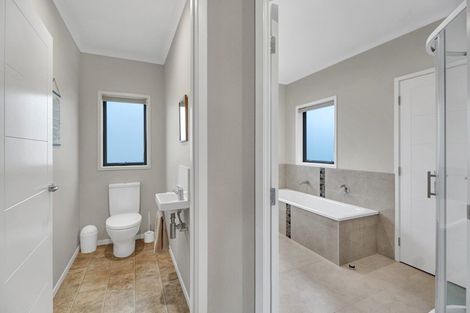 Photo of property in 2 Manurau Crescent, Merrilands, New Plymouth, 4312