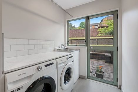 Photo of property in 24 Goldfinch Rise, Unsworth Heights, Auckland, 0632