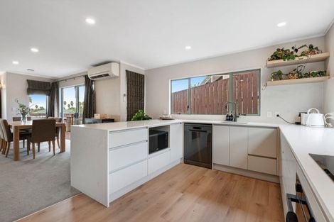 Photo of property in 24 Goldfinch Rise, Unsworth Heights, Auckland, 0632