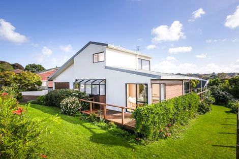 Photo of property in 17 Avonleigh Road, Green Bay, Auckland, 0604