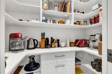 Photo of property in 28 Paynters Avenue, Strandon, New Plymouth, 4312