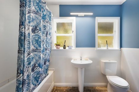 Photo of property in 25 Miles Crescent, Newlands, Wellington, 6037