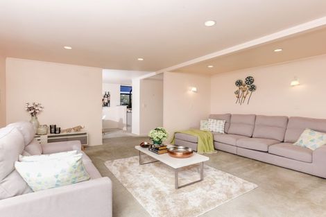 Photo of property in 17 Avonleigh Road, Green Bay, Auckland, 0604