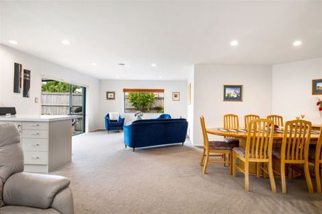 Photo of property in 30 Hercules Drive, Henderson, Auckland, 0612