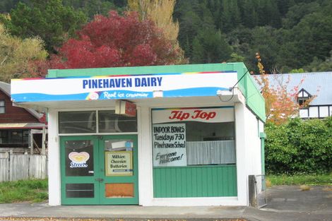 Photo of property in 68 Pinehaven Road, Pinehaven, Upper Hutt, 5019