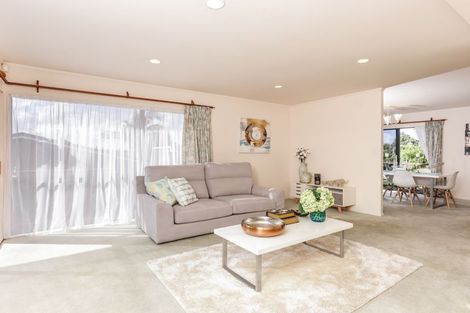 Photo of property in 17 Avonleigh Road, Green Bay, Auckland, 0604