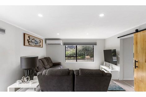 Photo of property in 3 Voltaire Court, Botany Downs, Auckland, 2010