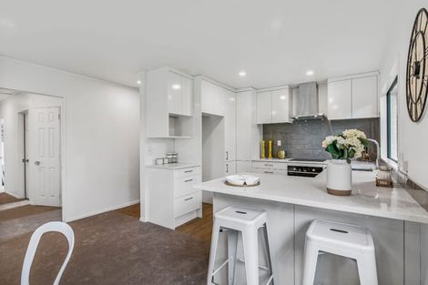 Photo of property in 2/73 Bond Crescent, Forrest Hill, Auckland, 0620