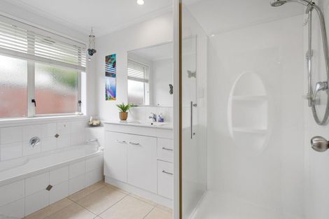 Photo of property in 33 Seabreeze Place, Papamoa Beach, Papamoa, 3118