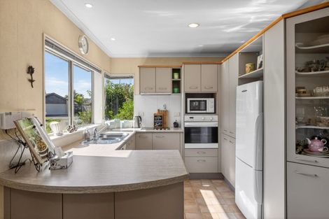 Photo of property in 4 Mcleod Place, Papamoa Beach, Papamoa, 3118