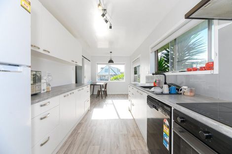 Photo of property in 2 April Place, Red Hill, Papakura, 2110