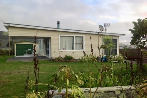 Photo of property in 1 Beach Road, Mokau, 4376