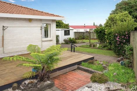 Photo of property in 2/27 Channing Crescent, Botany Downs, Auckland, 2010