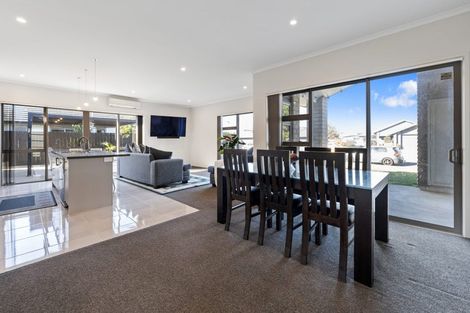 Photo of property in 32 Rainey Crescent, Papamoa Beach, Papamoa, 3118