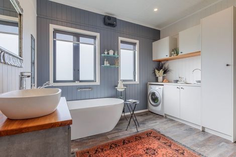 Photo of property in 100 Cole Street, Dannevirke, 4930