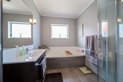 Photo of property in 50 Lismore Street, Merrilands, New Plymouth, 4312