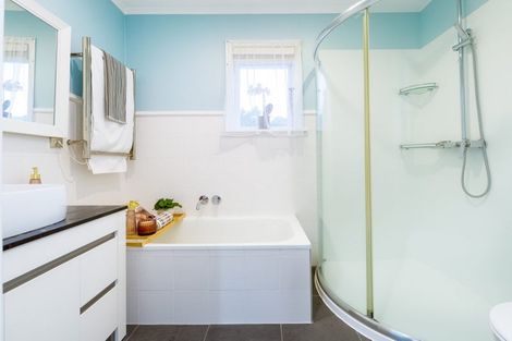 Photo of property in 52 Woodside Road, Massey, Auckland, 0614