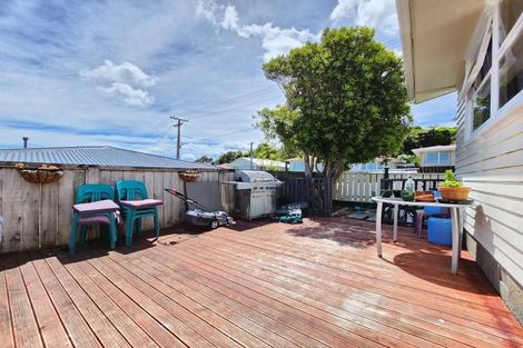 Photo of property in 18 Catherine Crescent, Paparangi, Wellington, 6037