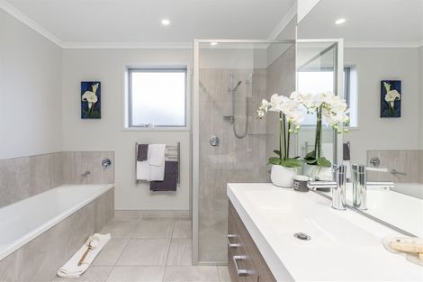 Photo of property in 81 West Hoe Road, Orewa, 0931