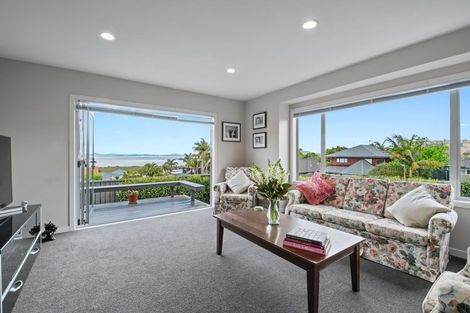 Photo of property in 2 Oakpark Place, West Harbour, Auckland, 0618