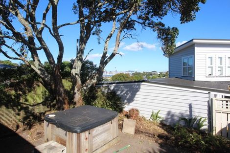 Photo of property in 6a Onewa Road, Northcote Point, Auckland, 0627