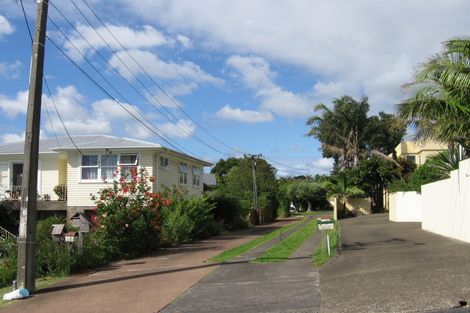 Photo of property in 123 Exmouth Road, Northcote, Auckland, 0627