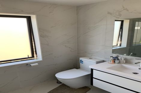 Photo of property in 8 Lilac Lane, Oteha, Auckland, 0632